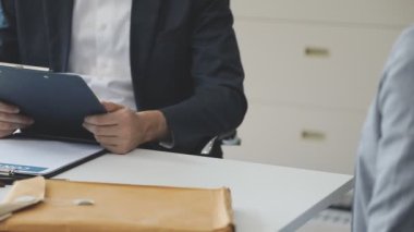 İşadamlarının ellerinin kalem tutması ve ofiste dijital tablet kullanması, finansal büyüme kavramı.