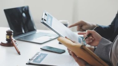 Ofiste çalışan işadamlarının yakın görüntüsü