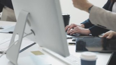 İş kadını iş yerinde dijital tablet kullanıyor