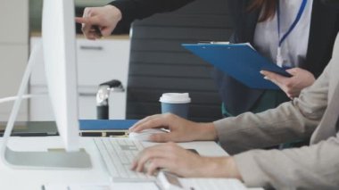 İş yerinde dizüstü bilgisayar kullanan işadamlarının yakın plan görüntüleri