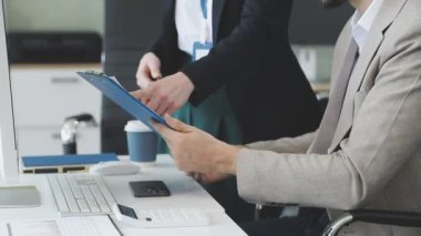 yakın plan - modern ofiste çalışan iş adamlarının