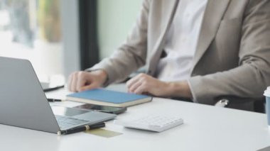 modern ofis dizüstü bilgisayar ile işadamı