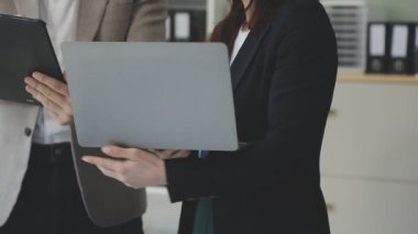 Modern ofiste çalışan genç kadın ve iş adamı.