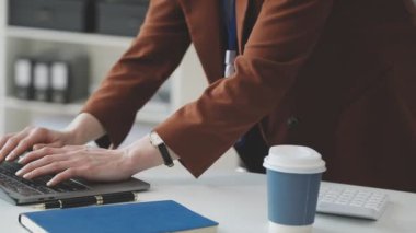 Ofiste dizüstü bilgisayarla çalışan bir iş kadını. iş kavramı