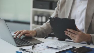 Dijital Tablet kullanarak İşadamının Kapanışı