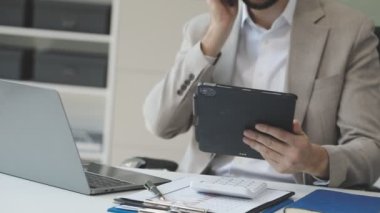 Ofisteki genç iş adamı.