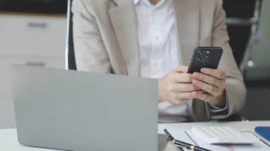 yakın plan - akıllı telefon ve dizüstü bilgisayar kullanan iş adamı