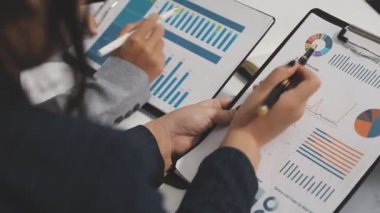 İş adamları mali tabloları görüşüp analiz ediyorlar