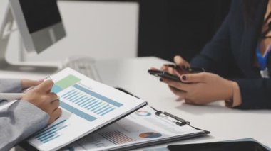 İş ekibi ofiste dizüstü bilgisayarda çalışıyor..