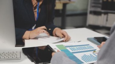 İş adamları modern ofiste buluşuyor, ofiste çalışıyor.