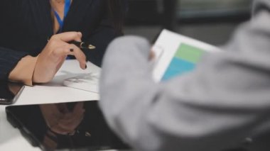 Kapat. Ofisteki genç bayan. kopyalama alanı olan fotoğraf