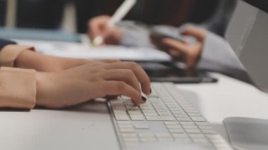 Ofiste bilgisayar ve dizüstü bilgisayarla çalışan bir iş adamı. iş ve teknoloji kavramı.