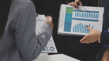 Belgeleri konferans odasında tutan işadamları