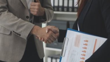 İş kadını ofiste tokalaşıyor