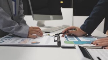 Bilgisayarda finansal verileri tartışan işadamlarının kapatılması