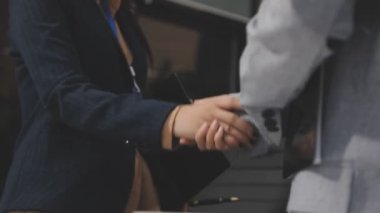 İş adamı modern ofis ve iş konseptiyle anlaşma yapıyor.