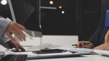 İş ekibi ofiste bir dizüstü bilgisayar üzerinde çalışıyor..