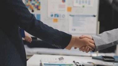 Modern ofiste görüştükten sonra iş ortaklarının el sıkışması