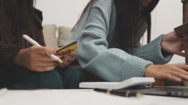 Bir not defterine kalem ve yazı tutan bir kadın.