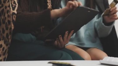 iki kız tablet kullanma