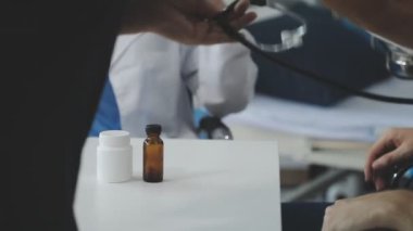 Doktor tıbbi üniformalı