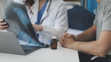 Doktor ve hasta hastanede tıbbi muayeneyi tartışıyorlar