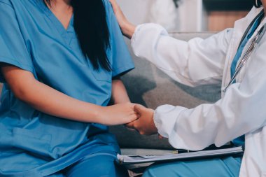 Arkadaşlık ve yaşlı bakımı el ele gider.