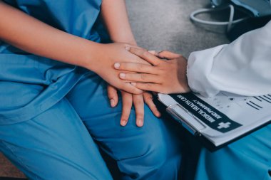 Arkadaşlık ve yaşlı bakımı el ele gider.