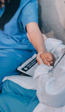 Doktor hastalara omuz ağrısı, ofis sendromu sorunları, fizyoterapi teşhisi...