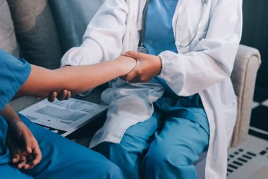 Doktor hastalara omuz ağrısı, ofis sendromu sorunları, fizyoterapi teşhisi...