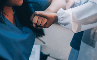 Doktor hastalara omuz ağrısı, ofis sendromu sorunları, fizyoterapi teşhisi...