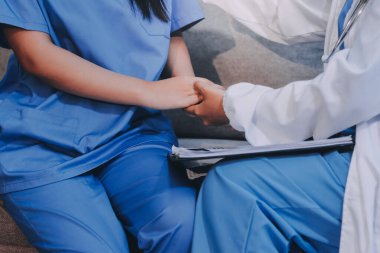 Arkadaşlık ve yaşlı bakımı el ele gider.