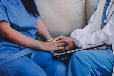 Arkadaşlık ve yaşlı bakımı el ele gider.