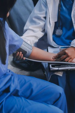 Doktor kadın nabız sayacını hastanın basıncını ölçmek için kullanıyor. Tıbbi kontrol konsepti..