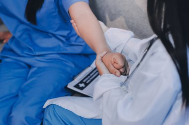 Doktor hastalara omuz ağrısı, ofis sendromu sorunları, fizyoterapi teşhisi...