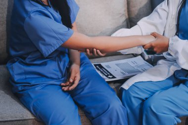 Doktor hastalara omuz ağrısı, ofis sendromu sorunları, fizyoterapi teşhisi...