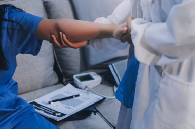 Doktor hastalara omuz ağrısı, ofis sendromu sorunları, fizyoterapi teşhisi...