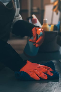 Ofiste bilgisayar masasını temizleyen kadın