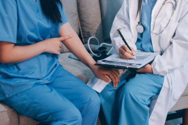 Evde bakım hemşiresi hamile kadını evinde ziyaret ediyor.