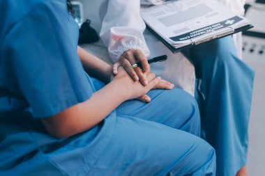 Genç Asyalı kadın doktorların hastalarla ruh sağlığı, iyileşme ve sağlık kliniğinde sağlıklı bir yaşam tarzı hakkında konuştuklarını yakından takip edin. Sağlık hizmetleri.