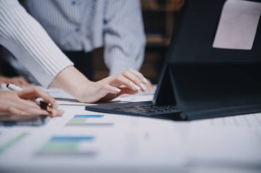 Bir grup genç Asyalı yaratıcı iş adamı beyin fırtınası sunumu, ürün tanıtımı, planlama, strateji, yeni iş geliştirme, ofiste yeni bir başlangıç projesi üzerinde tartışıyorlar..