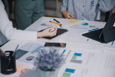 Bir grup genç Asyalı yaratıcı iş adamı beyin fırtınası sunumu, ürün tanıtımı, planlama, strateji, yeni iş geliştirme, ofiste yeni bir başlangıç projesi üzerinde tartışıyorlar..