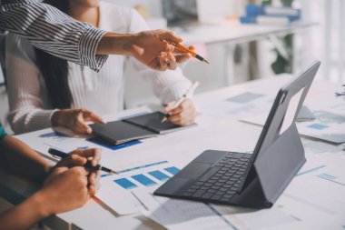 Bir grup genç Asyalı yaratıcı iş adamı beyin fırtınası sunumu, ürün tanıtımı, planlama, strateji, yeni iş geliştirme, ofiste yeni bir başlangıç projesi üzerinde tartışıyorlar..