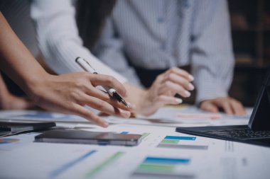 Bir grup genç Asyalı yaratıcı iş adamı beyin fırtınası sunumu, ürün tanıtımı, planlama, strateji, yeni iş geliştirme, ofiste yeni bir başlangıç projesi üzerinde tartışıyorlar..