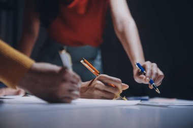 Yüksek makamlarda geç saatlere kadar çalışan iş adamları