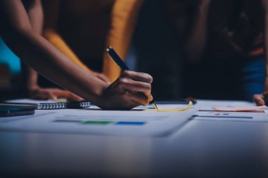 Yüksek makamlarda geç saatlere kadar çalışan iş adamları