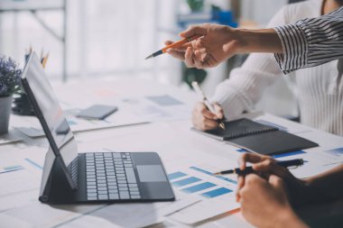 Bir grup genç Asyalı yaratıcı iş adamı beyin fırtınası sunumu, ürün tanıtımı, planlama, strateji, yeni iş geliştirme, ofiste yeni bir başlangıç projesi üzerinde tartışıyorlar..