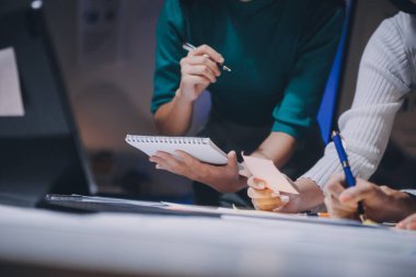 Bir grup genç Asyalı yaratıcı iş adamı beyin fırtınası sunumu, ürün tanıtımı, planlama, strateji, yeni iş geliştirme, ofiste yeni bir başlangıç projesi üzerinde tartışıyorlar..