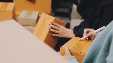 Karton kutuda teslimatçı.