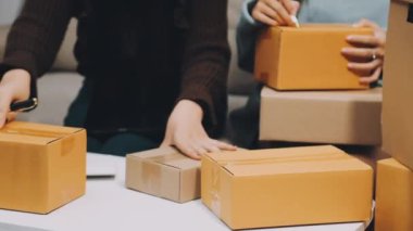 Karton paketleri elinde tutan bir kadın. dağıtım servisi.